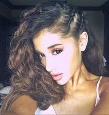 Before becoming one of the biggest pop stars on the planet and having her now iconic ponytail, ari rocked her naturally curly and dark hair, which cameras caught at her 13. Ariana Grande Update Auf Twitter Ariana Grande Natural Curly Hair Is Everything