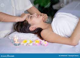 美丽的亚洲女性躺在床上按摩和水疗，房间内用手在女性脸上进行按摩和按摩库存图片- 图片包括有同位格, 的合法化的: 249664295