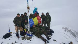 Situat în partea central estică a crestei principale din masivul făgăraș, vârful moldoveanu este foarte greu accesibil iarna. Tricolorul Romanesc Arborat Pe Varful Moldoveanu De CÄƒtre VanÄƒtorii De Munte Din Batalionul Ciresoaia