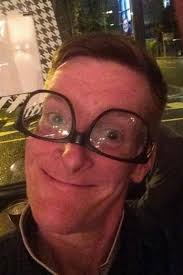 DJ cai de varanda a 25 metros de altura durante surto de sonambulismo