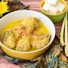 Telur 4 buah tahun goreng 5 potong daun salam 2 lembar daun jeruk 2 lembar cabe rawit hijau. 1