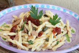 Pasta tonno e pomodorini giallo zafferano. Pasta Tonno Capperi Pomodori Secchi Primo Piatto Veloce