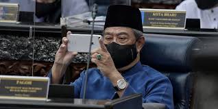 Malaysian prime minister muhyiddin yassin will resign on monday, news portal malaysiakini reported, after losing his majority owing to infighting among the ruling coalition. 5mjrksrsteexrm