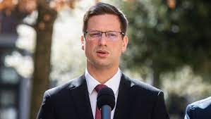 Megismerheti a politikus életrajzát, beszédeit, valamint a választókerületének, a hegyvidéknek a híreit. Hatosagi Hazi Karantenba Kerult Gulyas Gergely 24 Hu