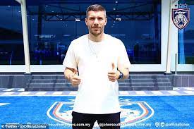 Die installierte flutlichtanlage ermöglicht uns auch am abend zu trainieren. Ehemalige Arsenal Vorne Lukas Podolski Schliesst Sich Die Turkische Seite Antalyaspor Aktuelle Boulevard Nachrichten Und Fotogalerien Zu Stars Sternchen