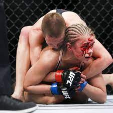 Smith had said earlier in the week that he doesn't like women hitting each other in the face. Ufc 223 Free Fight Video Watch Rose Namajunas Choke Out Paige Vanzant In Bloody Brawl Mmamania Com