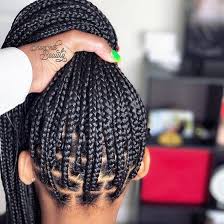 Once you reach the nape of the neck, braid the remaining hair into a classic plait to finish off the look. Stephanikaye On Instagram Diamondsbeauty Braider Knotless Boxbraids Neatbra Single Braids Hairstyles Braided Hairstyles African Braids Hairstyles