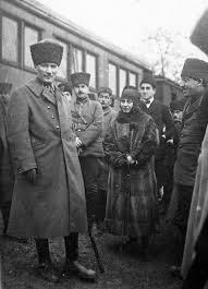 Ataturk 17 Ocak 1923 De Solda Halide Edip Adivar Ortada 1 Tumen Komutani Albay Huseyin Husnu Erkilet Sol 2 Ve Yave Nadide Fotograflar Fotograf Tarih