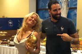 Malheureusement pour lui, il a un statut de remplaçant aux yeux. Coupe Du Monde L Actrice Pamela Anderson A Elle Aussi Touche Le Trophee Le Parisien