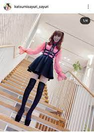 奇跡の５２歳”さゆり、ミニ＆ニーハイの私服コーデに驚きの声「絶対領域」「お世辞抜きに２０代」 : スポーツ報知