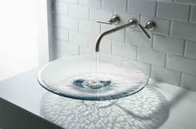 Rundes Becken Aus Mattem Glas Mit Wasserhahn Aus Edelstahl Montiert An Der Wand Wand Mit Backstein Optik Weisse Wand Mit Wash Basin Inset Sink Simple Bathroom