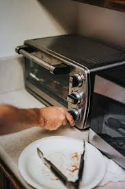 Pada dasarnya, oven merupakan alat pemanggang makanan dan microwave adalah alat pemanas makanan. Beza Oven Microwave Easybakelab