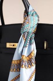 Comment Nouer Foulard Anse Sac A Main S Habiller Avec Un Foulard Tenues Avec Echarpe Sacs A Main Noir