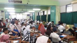 Pada awalnya sman 1 cibinong merupakan kelas jauh dari sman 1 sindang barang pada masa kepala sekolah drs. Ratusan Pendaftar Ppdb Di Sman 4 Bekasi Antre Sejak Pagi