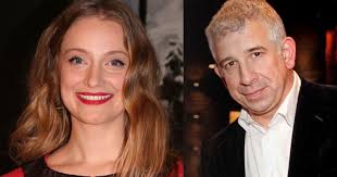 H ηθοποιός λένα δροσάκη είναι δίχως αμφιβολία ένα από τα πρόσωπα που βρέθηκαν στο επίκεντρο το τελευταίο διάστημα λόγω της καταγγελίας που κατέθεσε κατά γνωστού ηθοποιού και σκηνοθέτη. Lena Drosakh Me Epairne Thlefwno Aunanizotan Kai Me Rwtoyse Piestika Pote 8a Toy Katsw Ti Les Twra