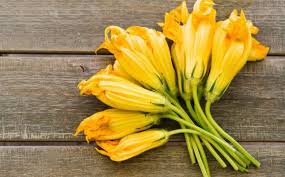 Una de estas recetas es la famosa flor de calabacín, la cual tiene un bonito aspecto y, además, está deliciosa. Las Mejores Flores Comestibles Para Cocinar