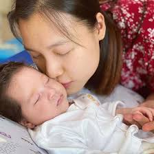 Sau ly hôn, Hoàng Oanh vẫn thả tim cho chồng cũ, không xoá hình gia đình