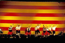 Dancing Sardanes , traditional catalan … – License image – 70107774 ❘  lookphotos