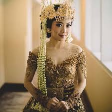 Untuk pria mengenakan atasan lengan panjang berbahan sutra bernama peukayan linto baro. Nama Pakaian Adat Sunda Greatnesia