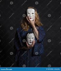 一位红发女子，穿着古董和服，手里拿着两个古董日本面具库存照片. 图片包括有佩带, 藏品, 喜怒无常- 182534986