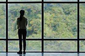 Sampai kini, jendela kaca masih tetap diminati banyak orang ya. Kenapa Kaca Transparan Kelas Pintar