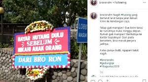 Ini adalah foto terbaik yang pernah kulihat. Santuy Ronald Tagih Utang Pakai Karangan Bunga Di Resepsi Nikahan