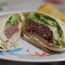 Hambúrguer embrulhado em wrap