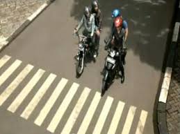 Contoh iklan layanan masyarakat adalah jenis iklan yang biasa dan sering kita temui di dalam berbagai kegiatan sepanjang hari contoh iklan layanan masyarakat. Iklan Helm Ini Patut Dipuji Edo Rusyanto S Traffic