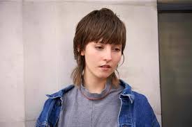 Androgynous haircuts are typically short hairstyles worn on women. 20 Best Androgynous Haircuts And Hairstyles In 2021