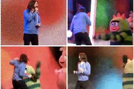 There Goes My Hero Watch Him As He Goes Meme 21 Times Dave Grohl Gave Us Hope In Humanity Dave Grohl Kids Dave Grohl Foo Fighters Dave Grohl