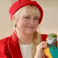 Leslie Moran's Instagram, Twitter & Facebook