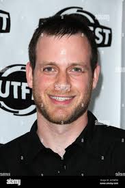 Adam Salky arriva al 'fare' Night Gala di chiusura dell'Outfest che si  tiene al Ford Amphitheater di Hollywood, USA Foto stock