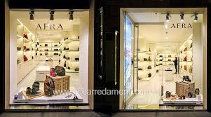 Nello show room troverete 15 arredatori che propongono la filosofia binacci del servizio ad ogni costo, per i quali il fine ultimo non è soltanto vendere. Arredamento Negozio Roma Calzature E Borse Effe Arredamenti