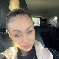 Elizabeth Devinney's Instagram, Twitter & Facebook