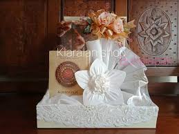 Buat lubang diatas permukaan kardus dengan ukuran sedikit lebih kecil dari diameter bola sepak. Jual Mahar Mukena Seserahan Pernikahan Seperangkat Alat Sholat Paket Hantaran Lamaran Pernikahan Parsel Mukena Sajadah Alquran Seserahan Mahar Mewah Di Lapak Yashinta Store Bukalapak
