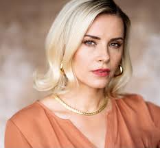 Sara Wells's Instagram, Twitter & Facebook