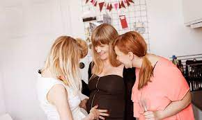 Los invitados deben hinchar un globo y atárselo con una cinta en torno a la cintura. 10 Juegos Para El Baby Shower Babybjorn This Is Life
