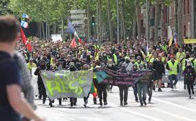 4 ответов 25 ретвитов 28 отметок «нравится». Les Gilets Jaunes Crient A La Repression Policiere Apres La Manifestation Du 25 Mai A Amiens