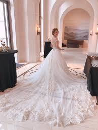 婚宴三套都美到讓人稱讚不停 頂級婚禮就需要撐得起場面的婚紗no 9的新娘在萬豪酒店的婚禮太奢華了還有玫瑰花的婚禮主題佈置 浪漫滿分第一套進場白紗 金線蕾絲白紗裙襯托出新娘的氣勢與嬌美追求皇室風格婚禮這件絕對是 wedding dresses wedding dresses lace