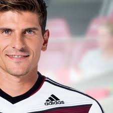 Auf der Tribüne mit Sohn Levi: Hier ist Ehefrau Carina der Star