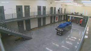 According to may 2019 bls figures, correctional officers and jailers employed by the federal executive branch reported the highest salaries, with average earnings of around $27.82 an hour, or $57,870 a year. Gx5snszl6gbaym