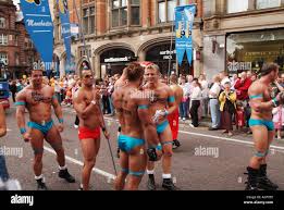 Hald desnudo hombres gay en el Gay Pride Festival Fotografía de stock -  Alamy