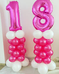 Dekoration Fur Den 18 Geburtstag Ganz In Pink Mit Grossen Zahlen Und Einer Saule Aus Weissen Und Geburtstag Dekoration Geburtstag Luftballons Ballondekorationen