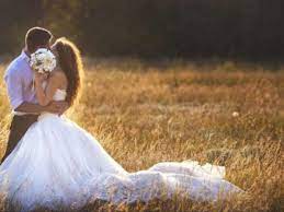 Forza ragazzi, baciamo gli sposi prima che si sciolgano sotto il caldo dei riflettori! Auguri Di Matrimonio 75 Belle Frasi Da Dedicare Agli Sposi