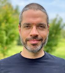 Jean Noe's Instagram, Twitter & Facebook