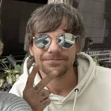 Maria Juana Correa (@tellmeemejota)