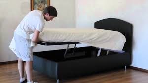 Un pratico letto contenitore per la tua camera da letto. Letto Contenitore Con Doppio Meccanismo Youtube