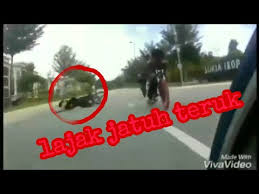 Difahamkan, sekumpulan remaja menunggang basikal lajak terlibat dalam kemalangan dekat ulu linas negeri sembilan semalam, selepas terlajak ketika menuruni kawasan berbukit akibat basikal lajak mereka tidak dilengkapi dengan brek. Download Basikal Lajak Kecundang Part 2 In Hd Mp4 3gp Codedfilm