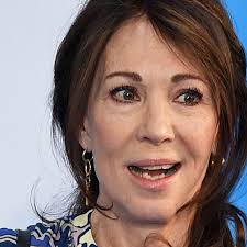 Iris Berben (73): Was sie sich mit jetzt vom Leibe hält...