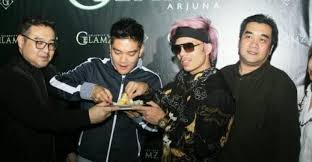 His birth name is muhammad attamimi halilintar. Berita Lampu Hijau Life Style Sering Ke Glamz Celebrity Ktv Atta Halilintar Dan Boy William Ingin Berbisnis Karaoke
